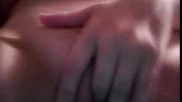 Doğal göğüslü gerçek amatör porno bir sürtük sarışın yatakta, sikiliyor