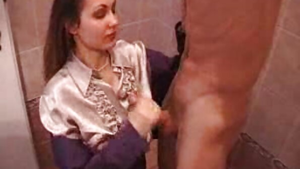 Seksi bir sapık kamera merceğinin gerçek türk porno seks önünde kıçını sallıyor