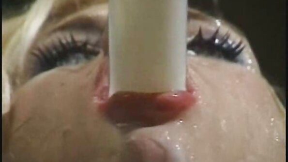 Kabarık meme uçları olan bir kadın ağzını büyük bir aletin gerçek türk porno sesli etrafına yerleştiriyor