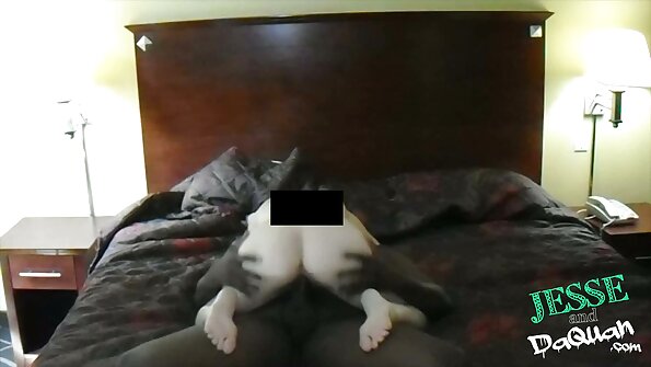 Sıcak türk gerçek liseli porno bir eşek yatakta büyük bir penis tarafından tapılıyor.