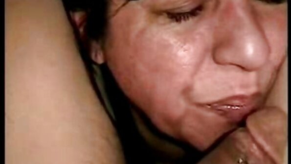 Kuzgun saçlı şişman bir gerçek türbanlı türk pornosu kız sırtında, sert sikiliyor